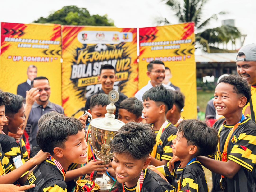 Kejohanan Bola Sepak U12 MSSD bersama pemain muda