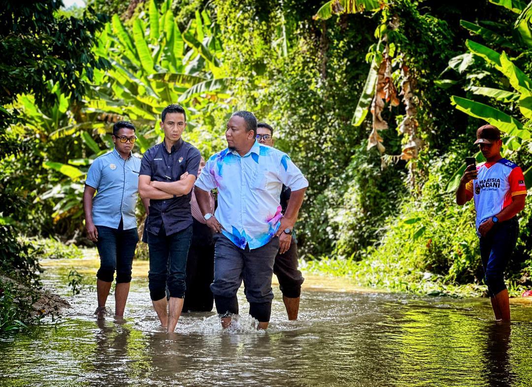 Meredah air banjir meninjau lokasi terjejas