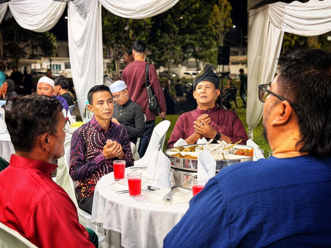 Majlis makan malam bersama komuniti setempat