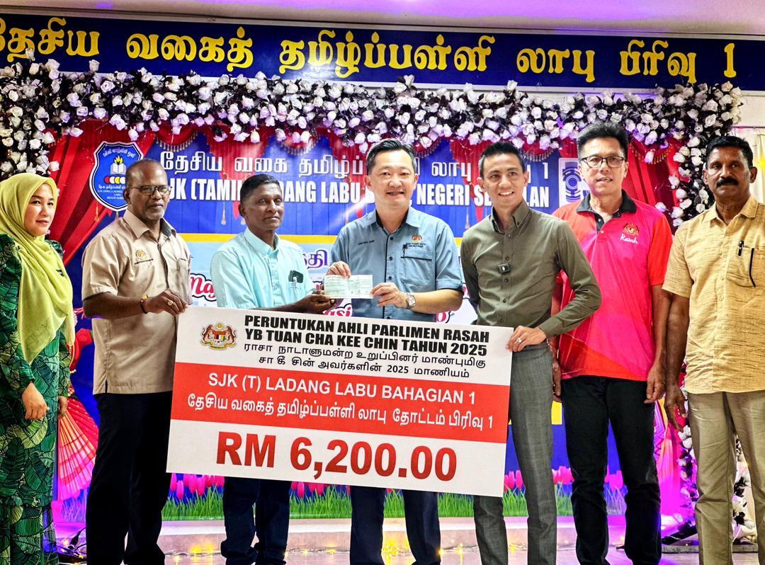 Penyerahan peruntukan RM6,200 kepada SJK(T) Ladang Labu Bahagian 1
