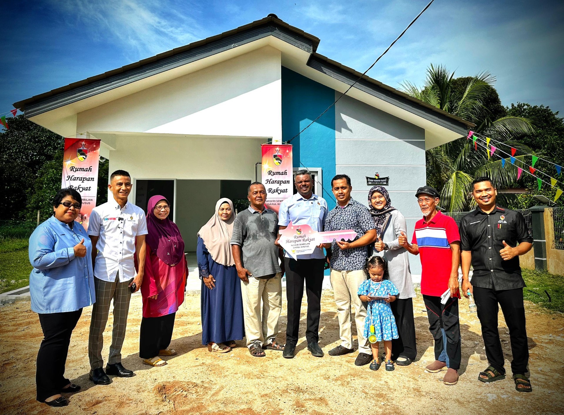 Penyerahan kunci Rumah Harapan Rakyat kepada penerima