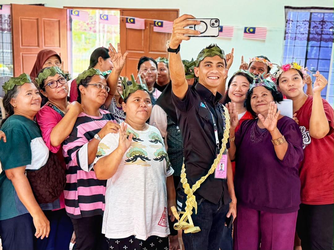 Bersama ibu-ibu komuniti Orang Asli