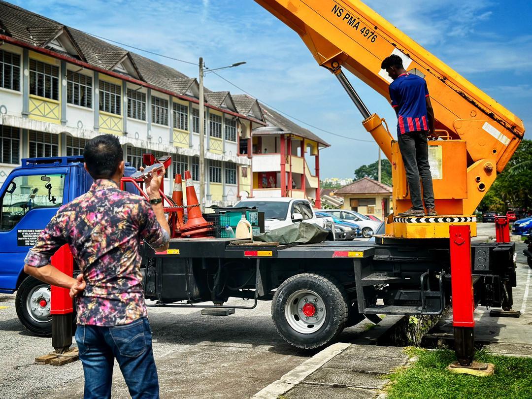 Kerja penyelenggaraan lampu jalan di kawasan perumahan