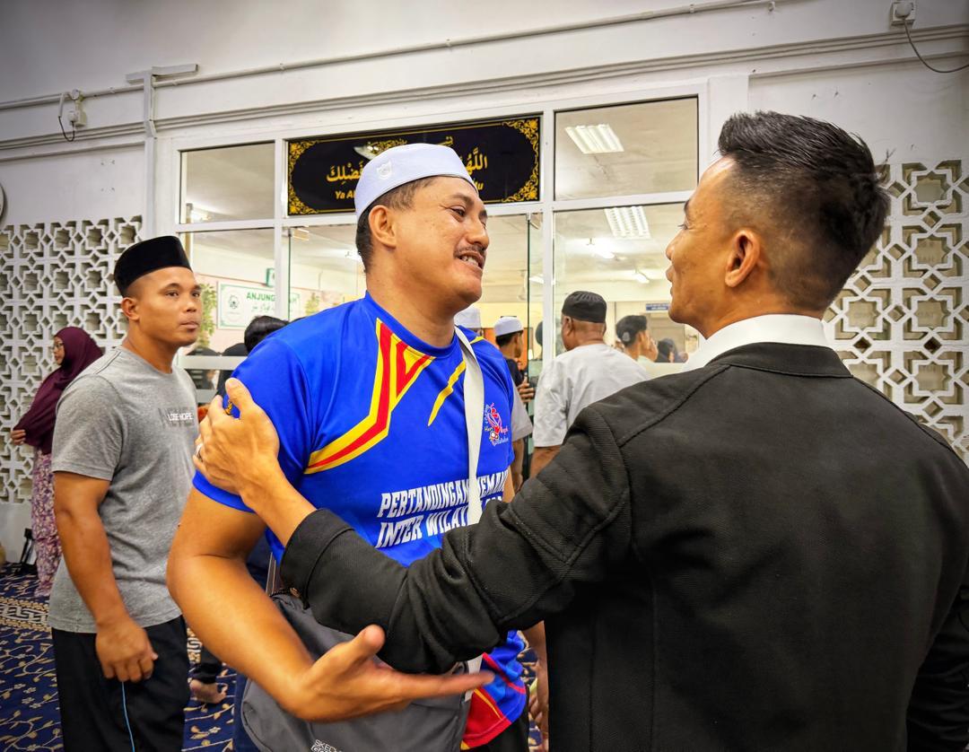 Meraikan peserta pertandingan sukan komuniti di masjid