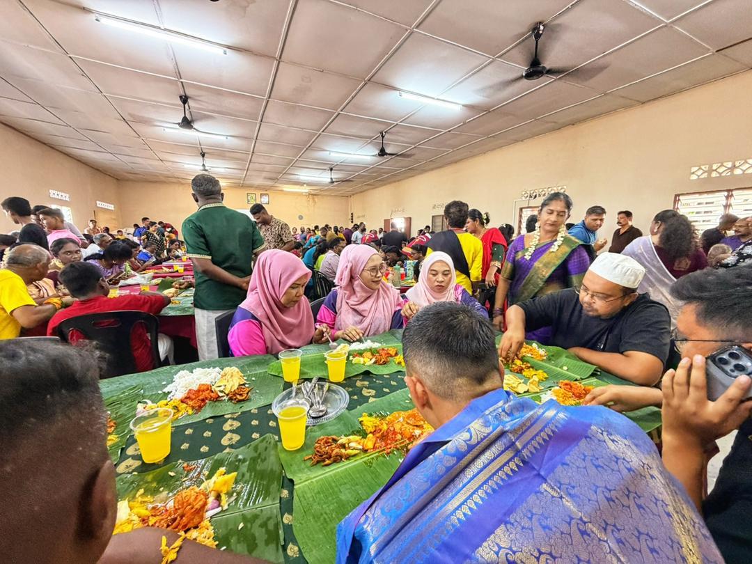 Majlis jamuan makan atas daun pisang bersama komuniti India