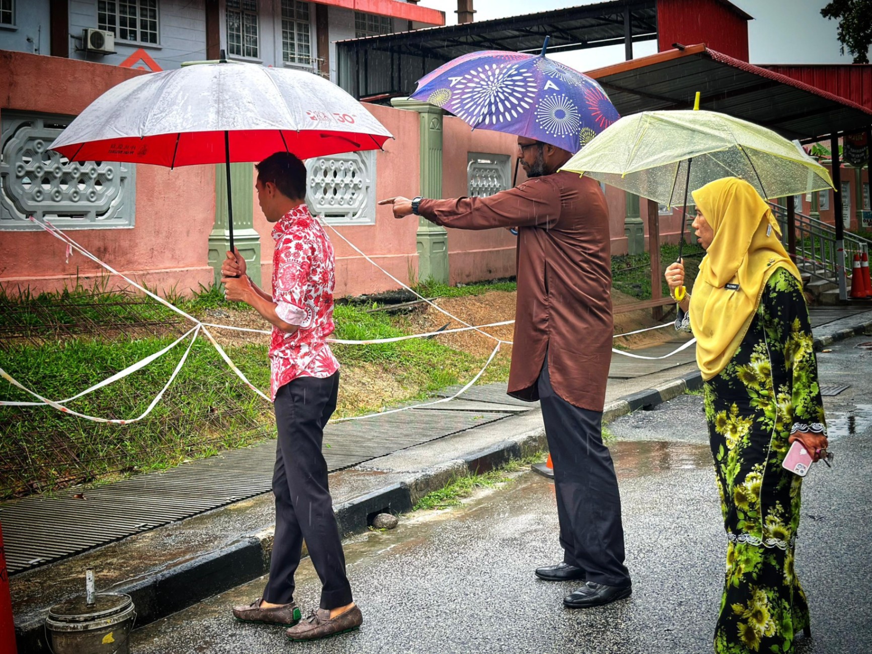 Turun padang dalam hujan meninjau keperluan penduduk