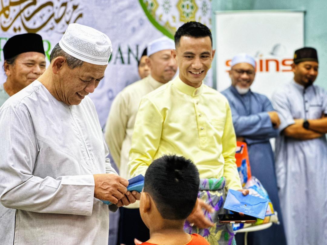 Penyampaian sumbangan kepada anak-anak di masjid