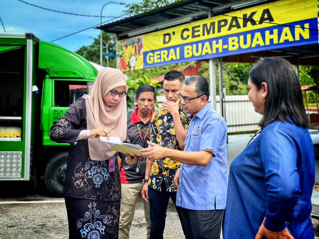 Lawatan peniaga tempatan — Gerai Buah-buahan D' Cempaka