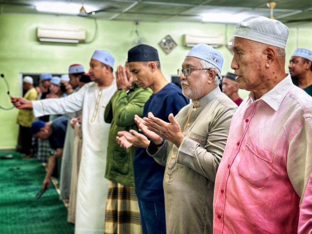 Solat berjemaah bersama jemaah masjid